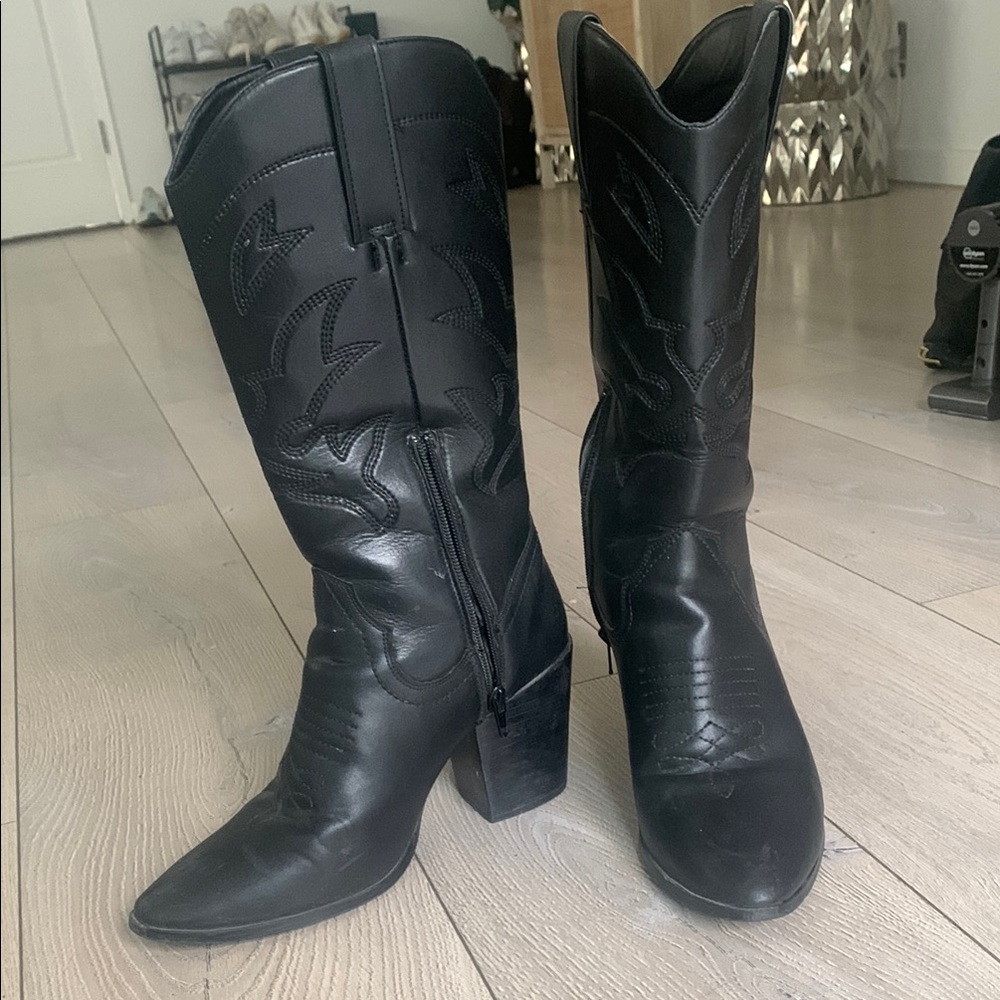 Black Heeled Cowboy Boots with Sleek Design